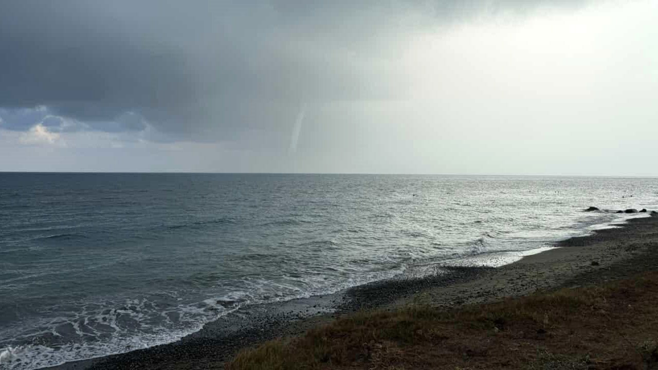 Saniye saniye görüntülendi! Akdeniz’de hortum paniği