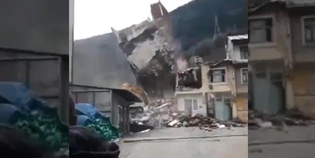 Bina kepçenin üzerine böyle yıkıldı!