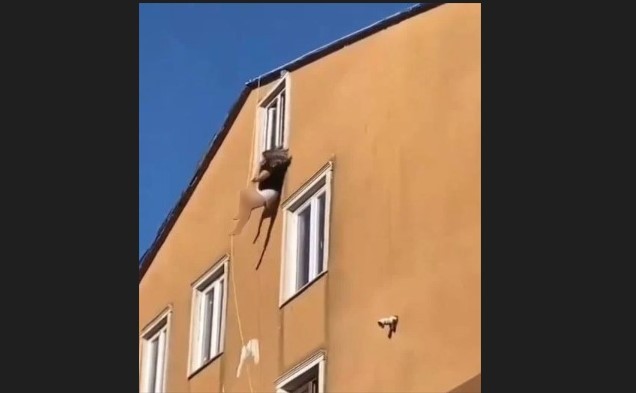 Saniye saniye görüntülendi! Korkunç intihar kamerada