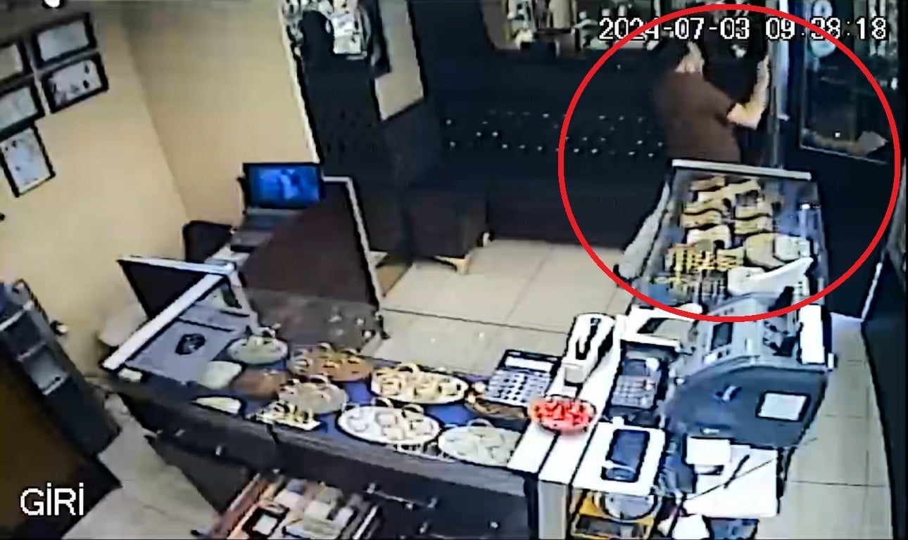 Saniye saniye görüntülendi! Kuyumcu soyguncusu sert kayaya çarptı