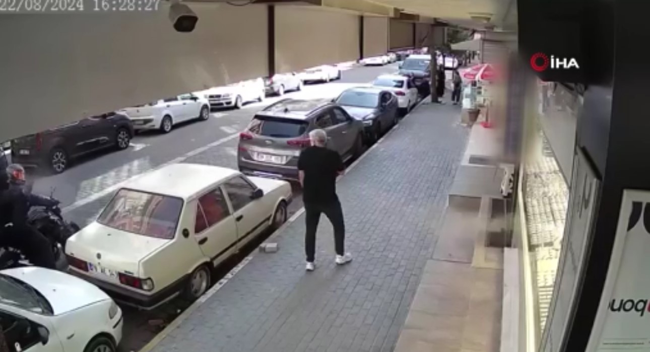 Saniye saniye kamerada! Motosikletli maganda dükkana şarjör boşalttı