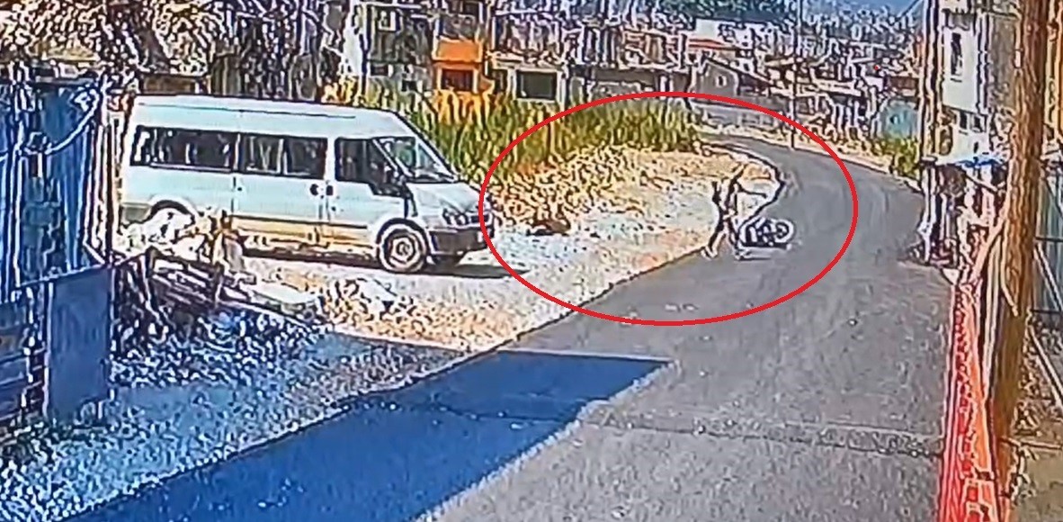 Saniye saniye kamerada! Motosikletli yaşlı adamı sopalı maganda darbetti