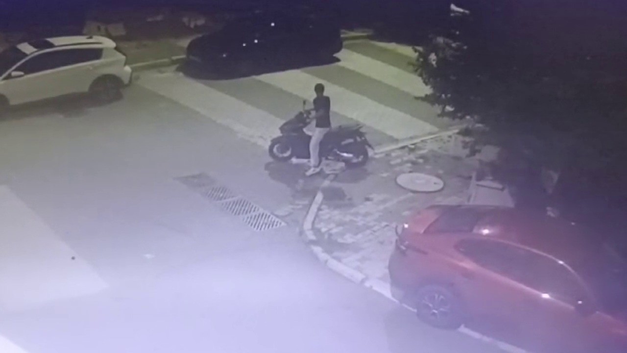 Saniye saniye kamerada! Önce motosikleti çaldı sonra kapkaç yaptı!