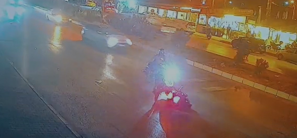 Saniye saniye kamerada! Otomobilden akan yağ motosikletlere zor anlar yaşattı