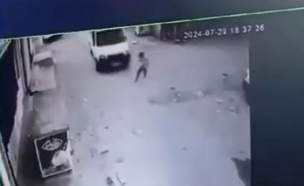 Saniye saniye kamerada! Yola fırlayan çocuğa otomobil böyle çarptı