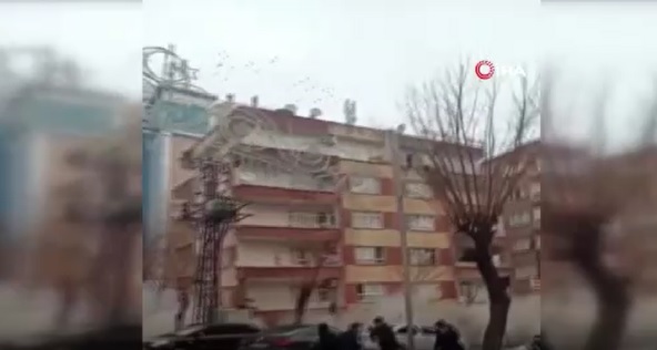 Saniye saniye kaydedildi! Koca bina böyle yıkıldı