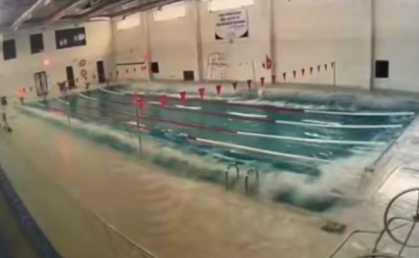Saniye saniye kaydedildi! Yüzme havuzunda tsunami oldu