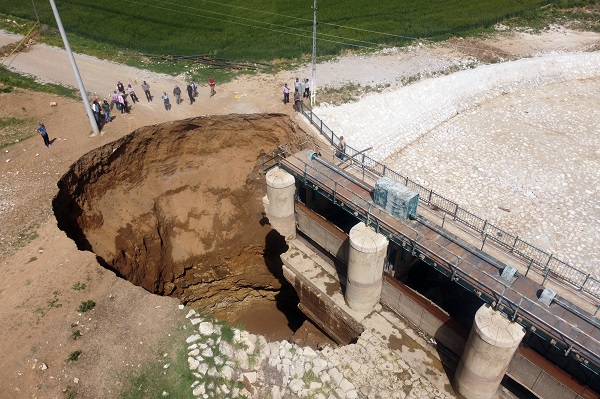 Saniye saniye kaydetti! Konya'da obruk oluşumu böyle görüntülendi