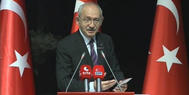 Saniyeler içinde belirdi ve birden yok oldu! Kılıçdaroğlu’nun arkasına dikkat