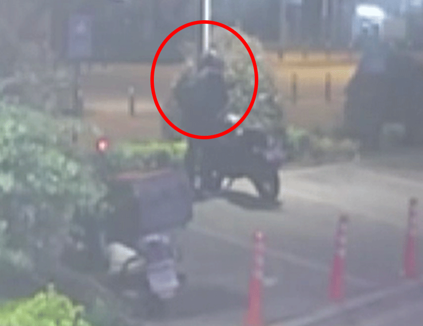 Saniyeler içinde motosikleti çaldılar! Hırsızlık anı kameraya yakalandı