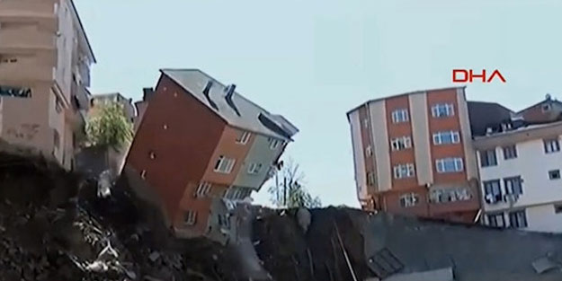 Kağıthane'de bina çöktü