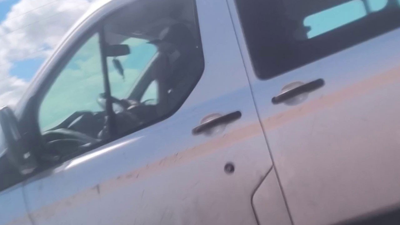 Saniyelerle kurtuldular! Erzurum-Artvin yolunda kuralsızlık kameraya takıldı