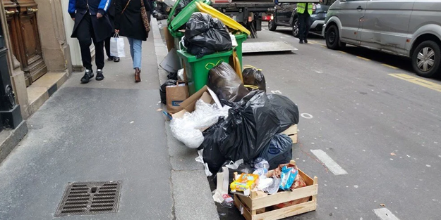 Sanki CHP'li belediye yönetiyor... Paris çöpe boğuldu!