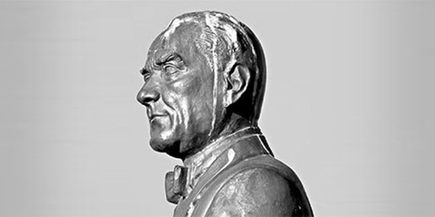 Sanki kıble! Atatürk heykellerinin yönü bile Batı'ya çevrilmiş
