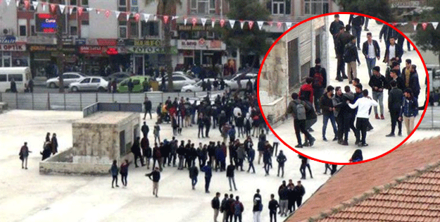 Sanki meydan savaşı… Liseliler bir birine girdi