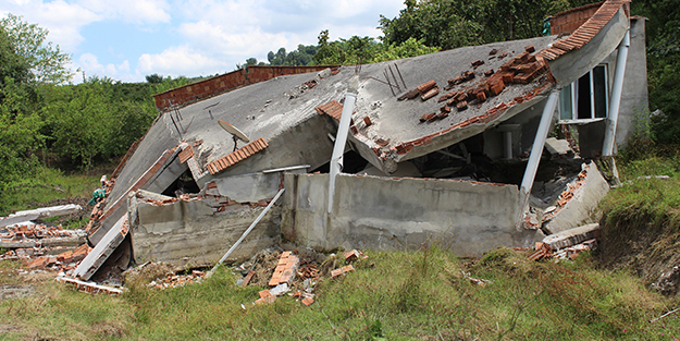 Sanki yürüyen mahalle! Deprem olmayan yerde ürküten görüntü