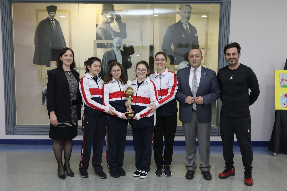 Sanko Okulları kız yüzme takımı il şampiyonu oldu 