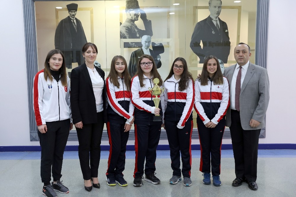 SANKO okulları yıldız kızlar tenis takımı il birincisi oldu 