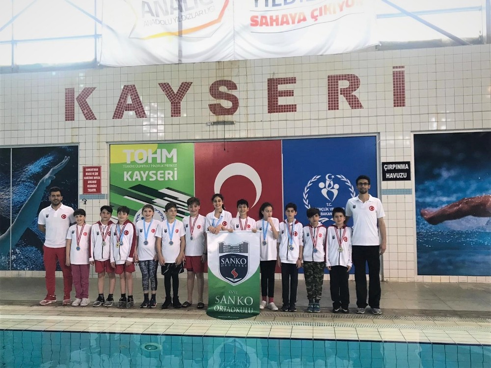 SANKO Okulları yüzücülerinin bayrak yarışı başarısı 
