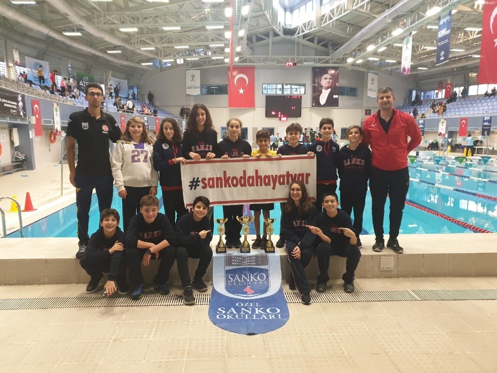 SANKOLU yüzücüler Kurtuluş Kupası için kulaç attı 