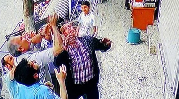 Balkondan düşen çocuğu esnaf havada yakaladı