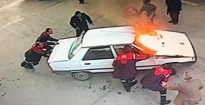 Şanlıurfa'da akaryakıt istasyonunda otomobil alev aldı