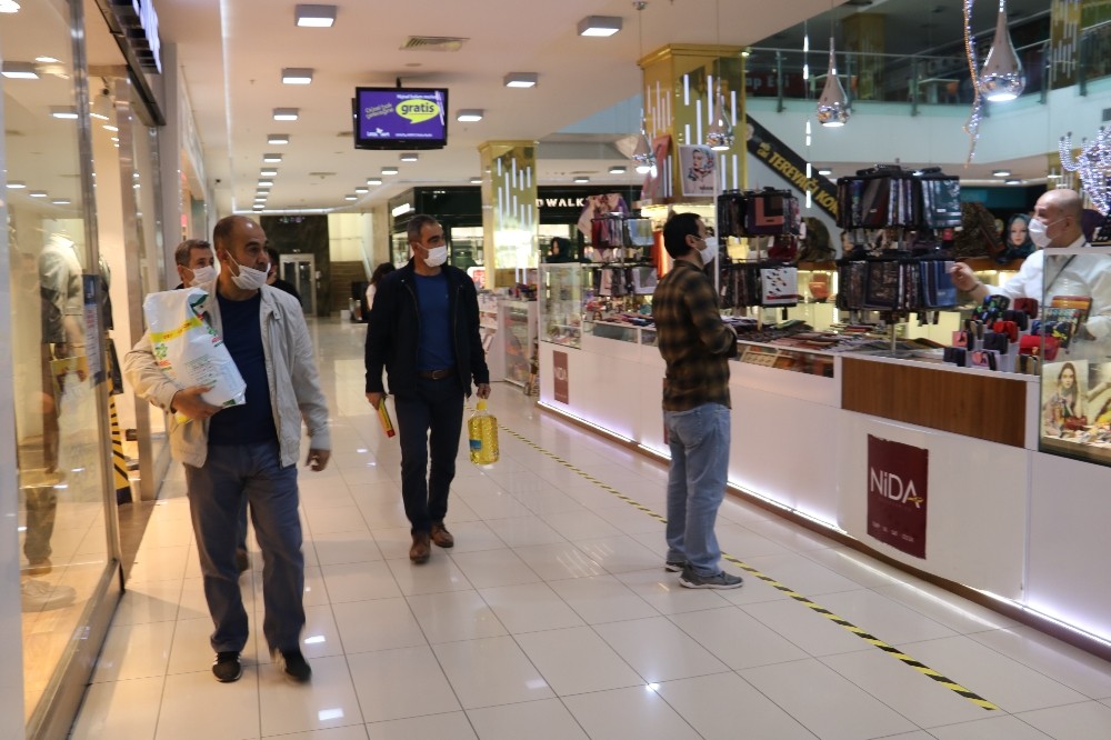 Şanlıurfa’da AVM’ler kapılarını açtı 