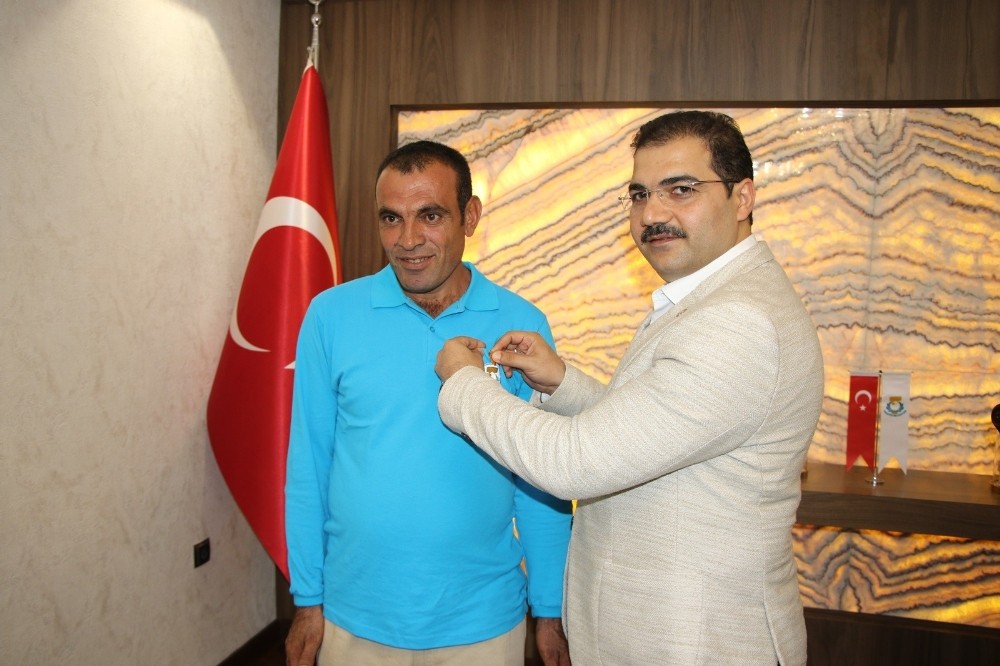 Şanlıurfa’da ayın temizlik personeline anlamlı ödül 