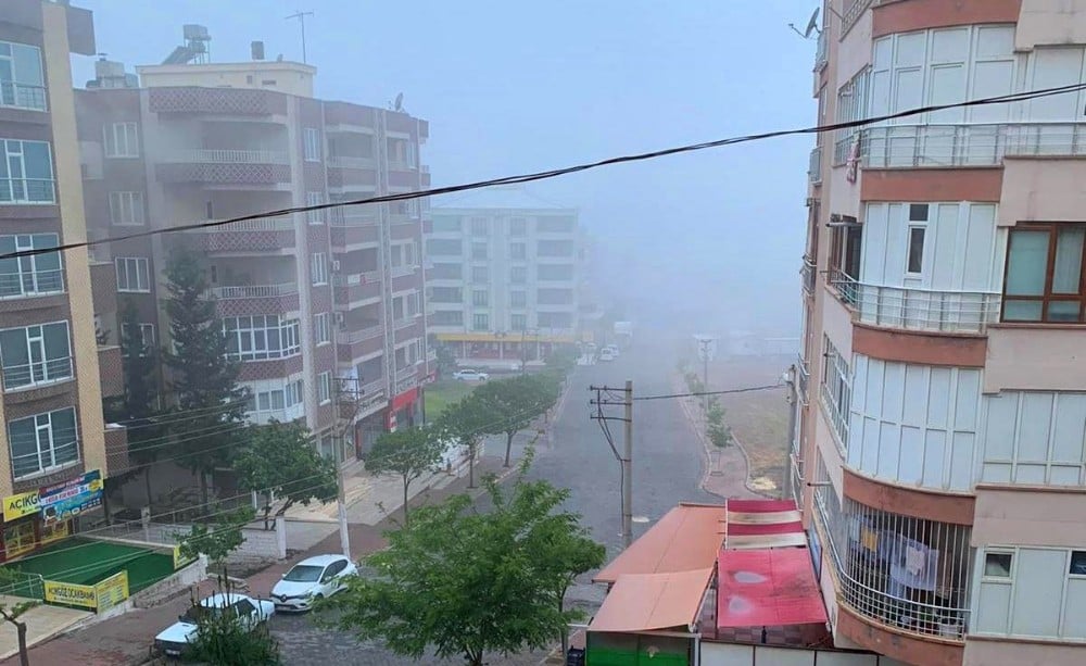 Şanlıurfa’da boş cadde ve sokakları sis kapladı 