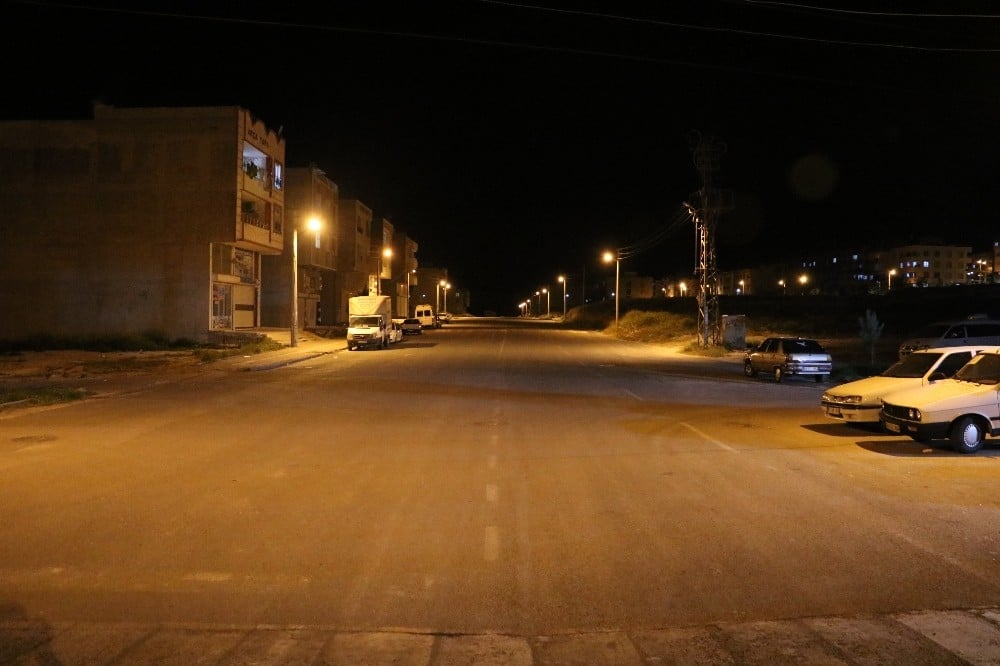 Şanlıurfa’da cadde ve sokaklar boşaldı 