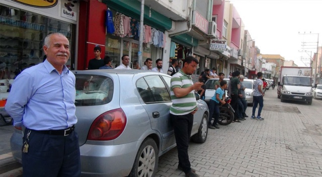 Şanlıurfa’da caddeyi basan arılar yaya trafiğini altüst etti