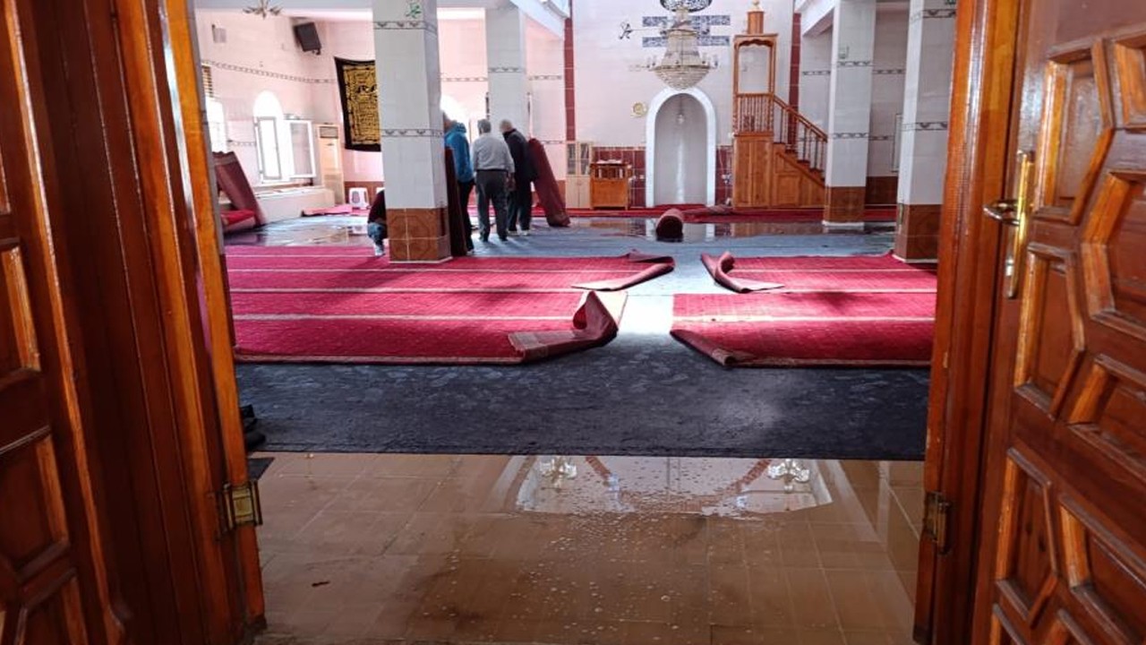 Şanlıurfa’da camiye büyük saygısızlık! Hortum çekip su altında bıraktılar