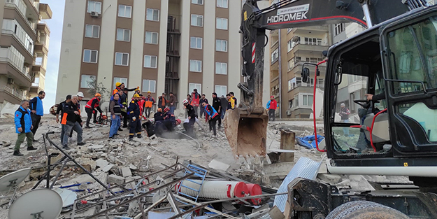 CHP İl Başkanlığı binası çöktü! Arama kurtarma çalışmaları başlatıldı