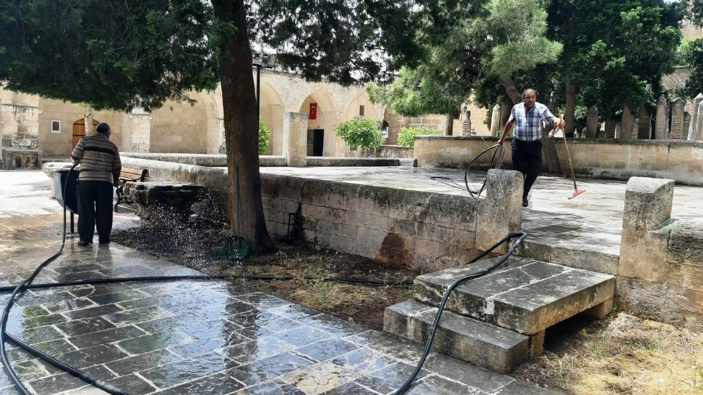 Şanlıurfa’da cuma namazı hazırlığı 