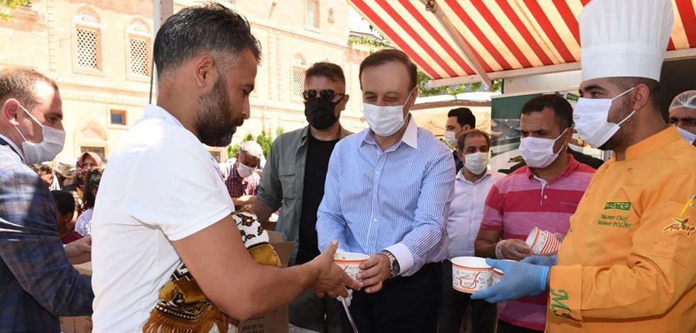Şanlıurfa'da cuma namazı sonrası halka aşure dağıtıldı