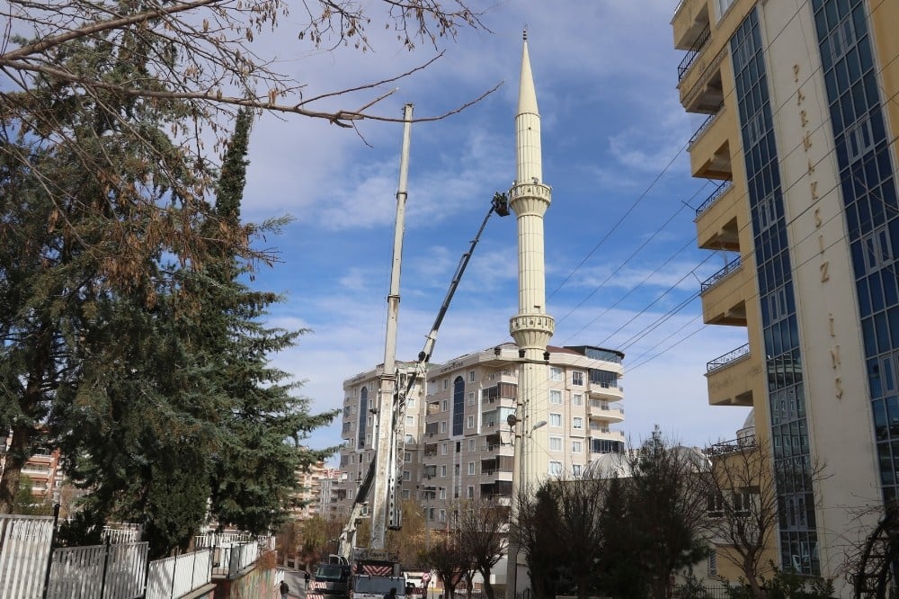 Şanlıurfa’da depremde kayan cami minaresi yıkıldı 