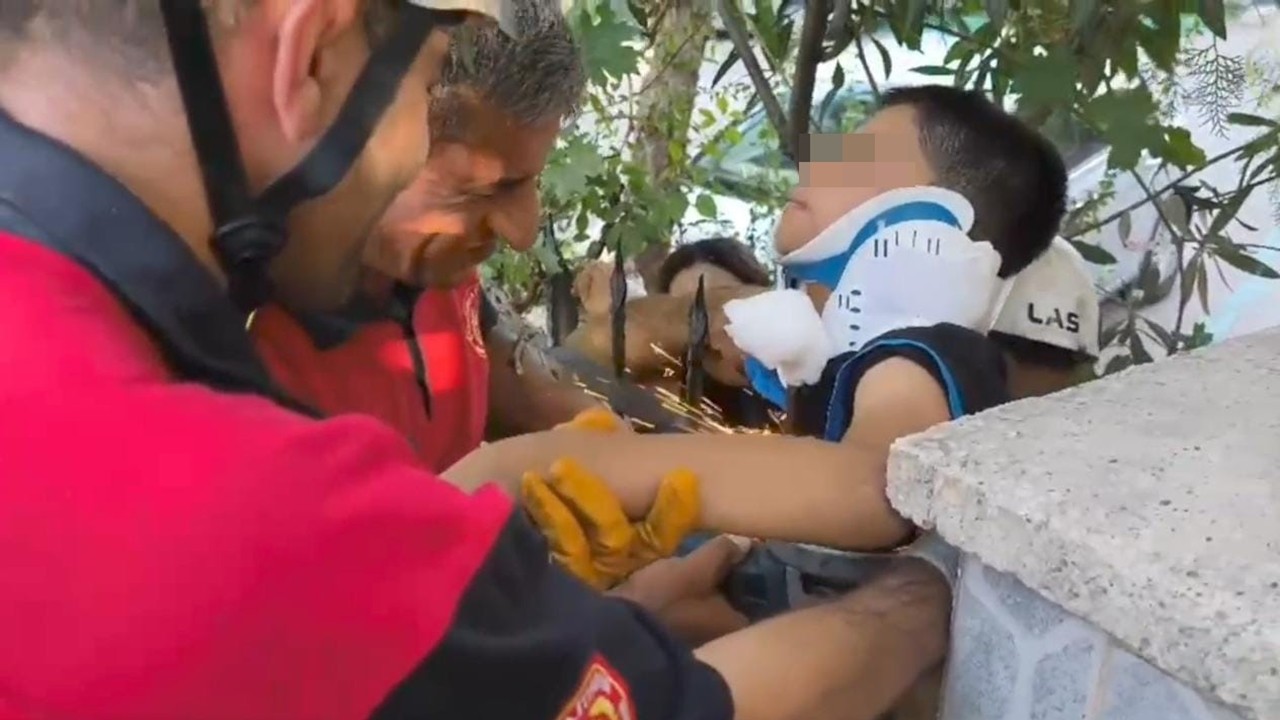 Şanlıurfa’da duvara tırmanan çocuğun koluna demir korkuluk saplandı