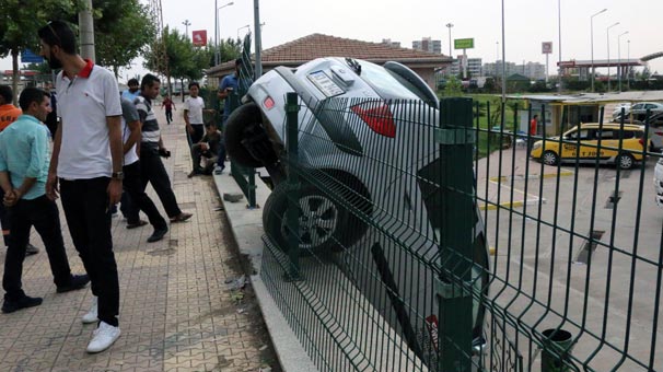 Şanlıurfa'da duvarda asılı kaldı! Sürücü adayının büyük hatası...