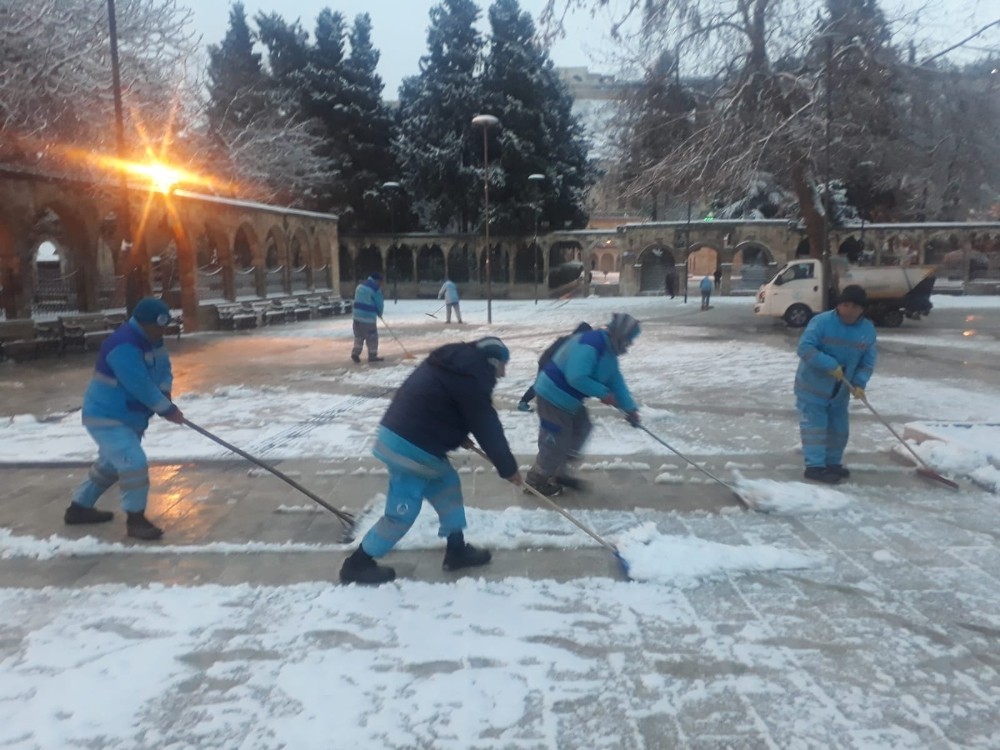 Şanlıurfa’da ekiplerin kar nöbeti devam ediyor 