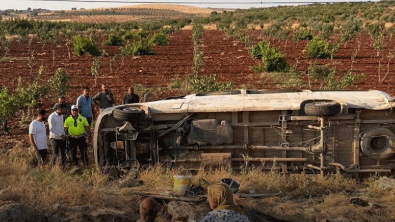 Şanlıurfa'da facianın eşiğinden dönüldü! İşçileri taşıyan minibüs devrildi!