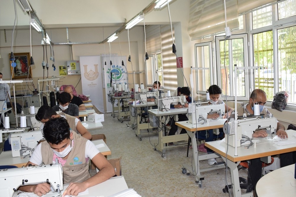 Şanlıurfa’da gönüllü olarak 100 bin maske ürettiler 