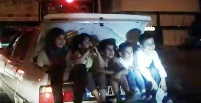 Şanlıurfa'da hareket halindeki otomobilin bagajında 5 çocuk
