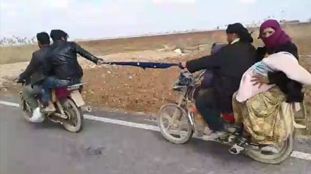 Şanlıurfa'da iki motosikletli, eşarbı halat yapıp yol aldı