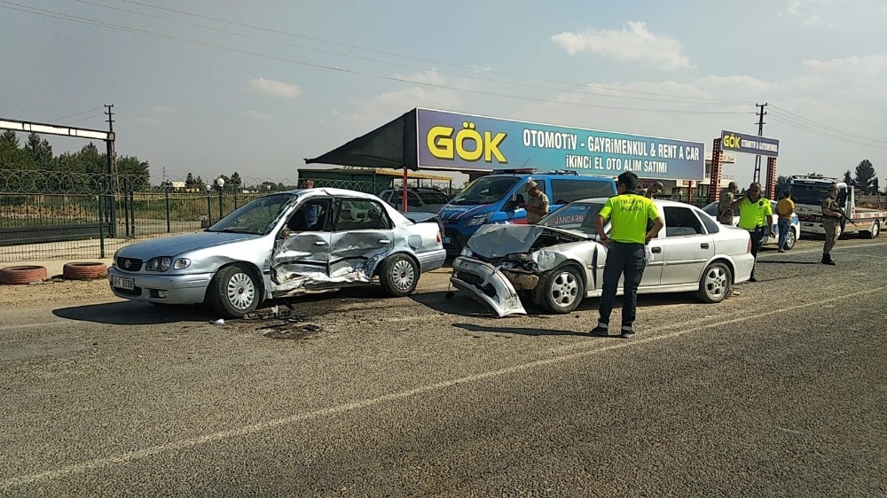 Şanlıurfa’da iki otomobil çarpıştı: 3 yaralı 