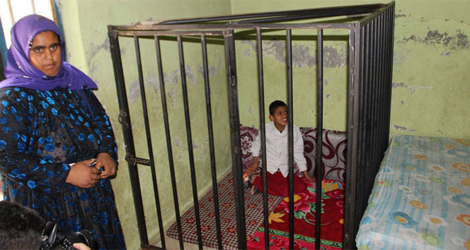 Şanlıurfa'da kafese konulan çocuğun dramı yürek burktu