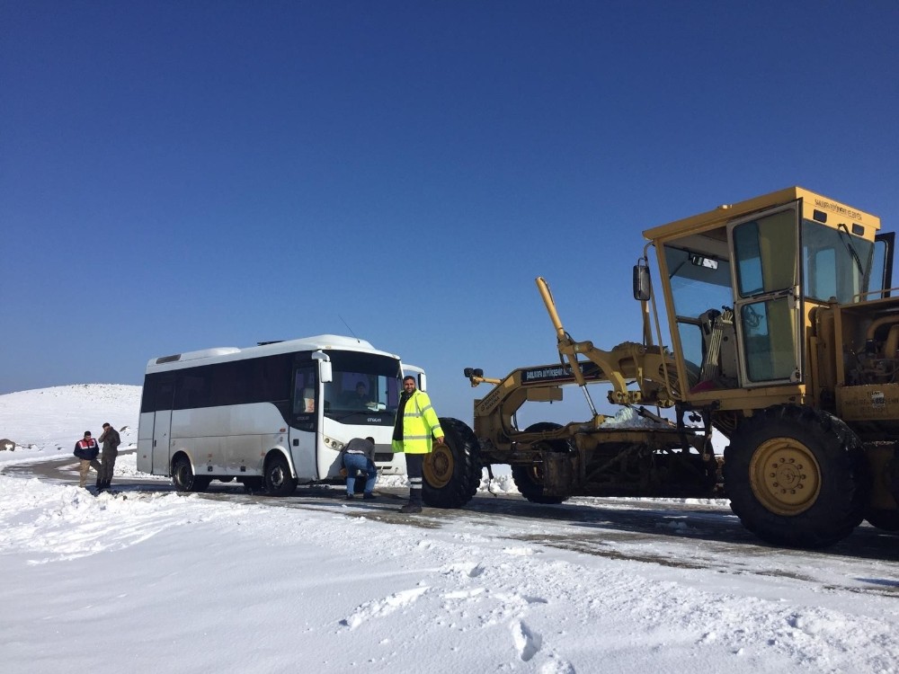 Şanlıurfa’da kapanan yollar ekipler tarafından açılıyor 