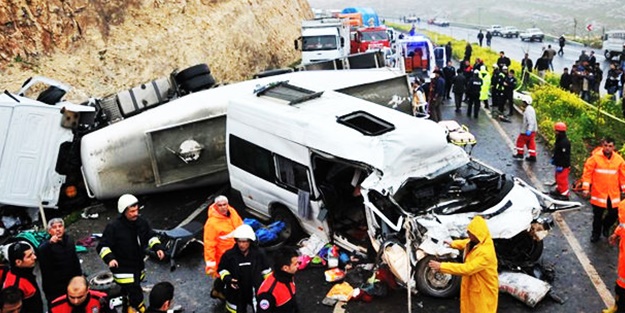 Katliam gibi zincirleme trafik kazası!