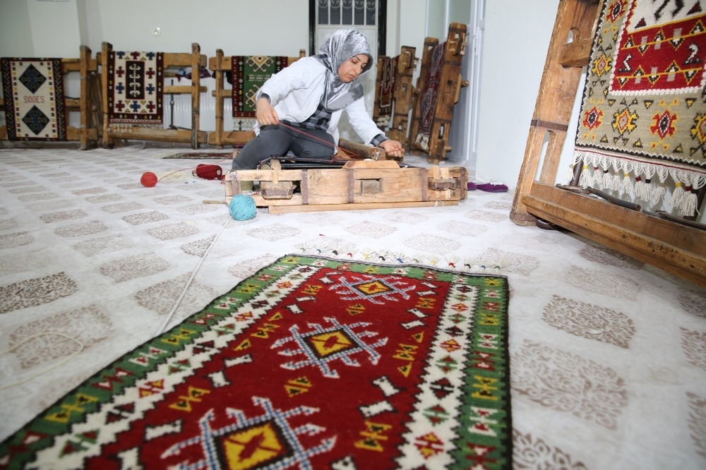 Şanlıurfa’da kilim dokuma geleneği gün yüzüne çıkartılıyor 