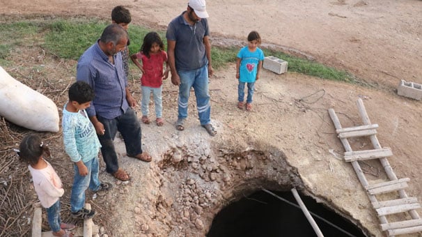 Şanlıurfa'da köyün ortasında toprak çöktü, dev çukur oluştu
