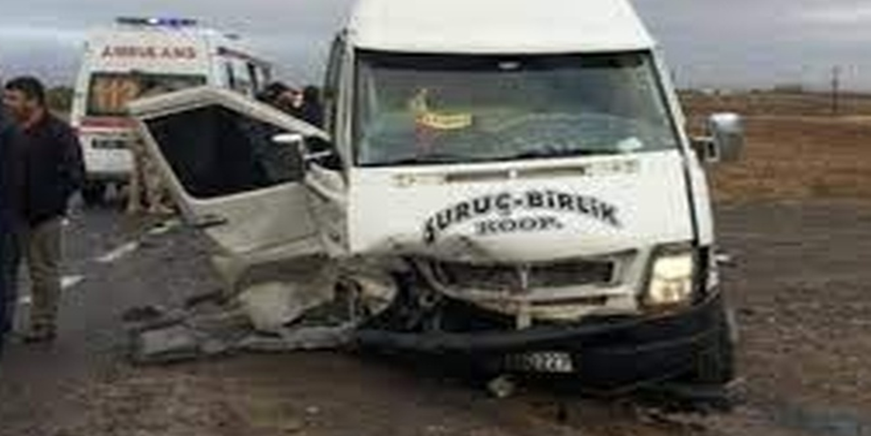 Şanlıurfa'da minibüs ile otomobil çarpıştı, 6 kişi...